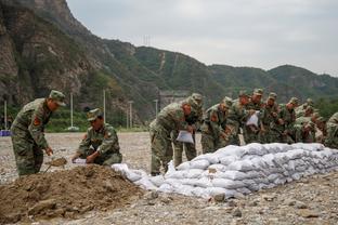 奥纳纳本场数据：6次扑救力保球门不失，1次关键传球，评分8.3分